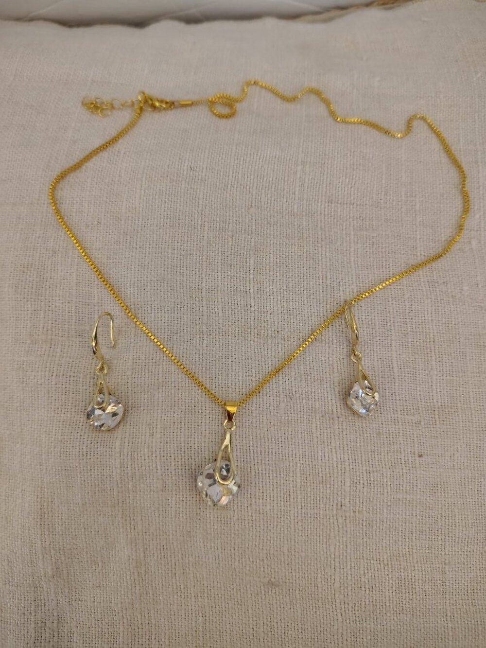 Gold tone glass pendant necklace with matching hook dangle earrings - Picture 4 of 4